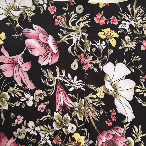 Catherine floral button down back with large butterfly sleeves. Amazing colors! - Picture 7 of 8